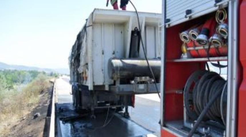 Otobanda Seyir Halindeki TIR'ın Lastiği Yandı