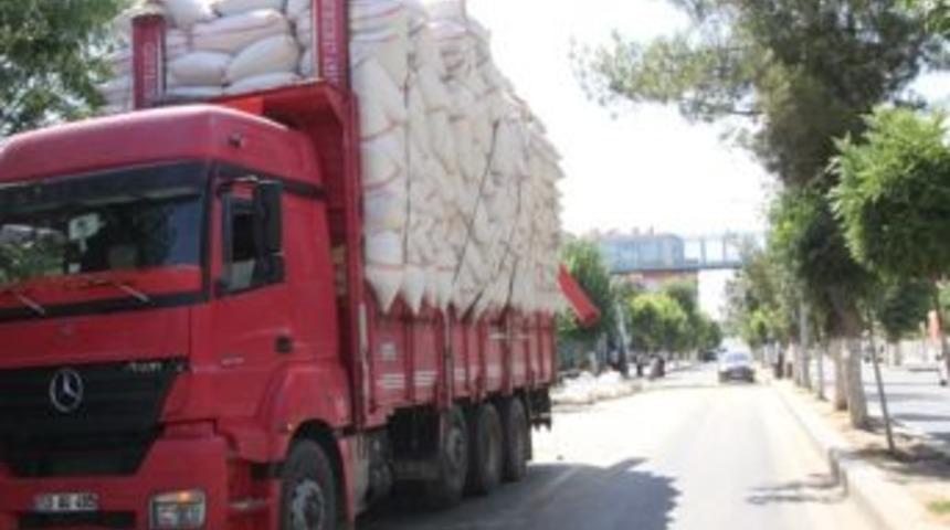 Saman Y&uuml;kl&uuml; Kamyon &Uuml;st Ge&ccedil;ide &Ccedil;arptı