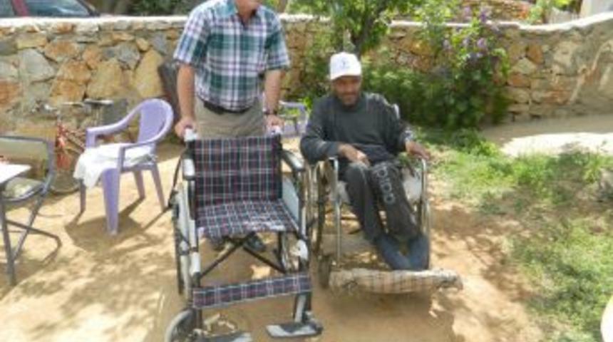 Yaptığı Maketlerin Geliriyle Aldığı Tekerlekli Sandalyeleri Engellilere Veriyor