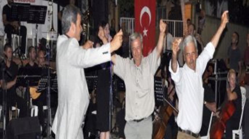 K&ouml;yl&uuml;ler Senfoni Orkestrasına Eşlik Etti