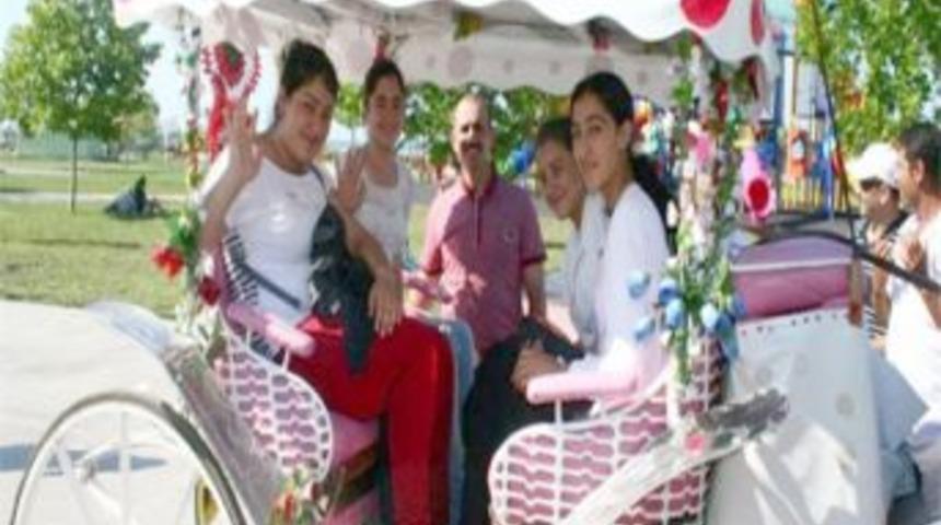 Hem İngilizce &Ouml;ğreniyor Hem Tatil Yapıyorlar