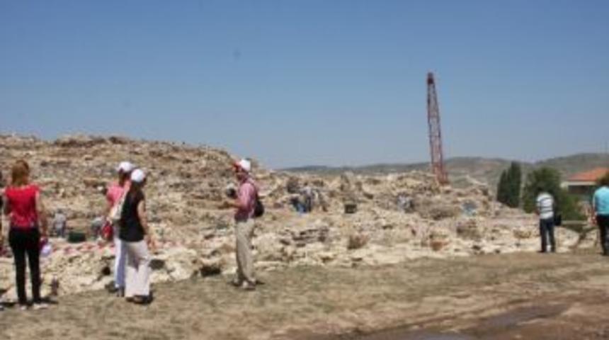 'medeniyetler Hazinesi Seyit&ouml;mer H&ouml;y&uuml;ğ&uuml;'nden 15 Bin Eser &Ccedil;ıkartıldı