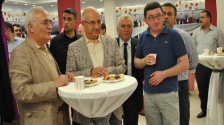 Ak Partili Elitaş, Katıldığı A&ccedil;ılışta Şarkı S&ouml;yledi