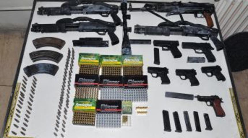 Diyarbakır'da BDP&rsquo;nin Yasaklı Mitingi &Ouml;ncesinde Cephanelik Bulundu