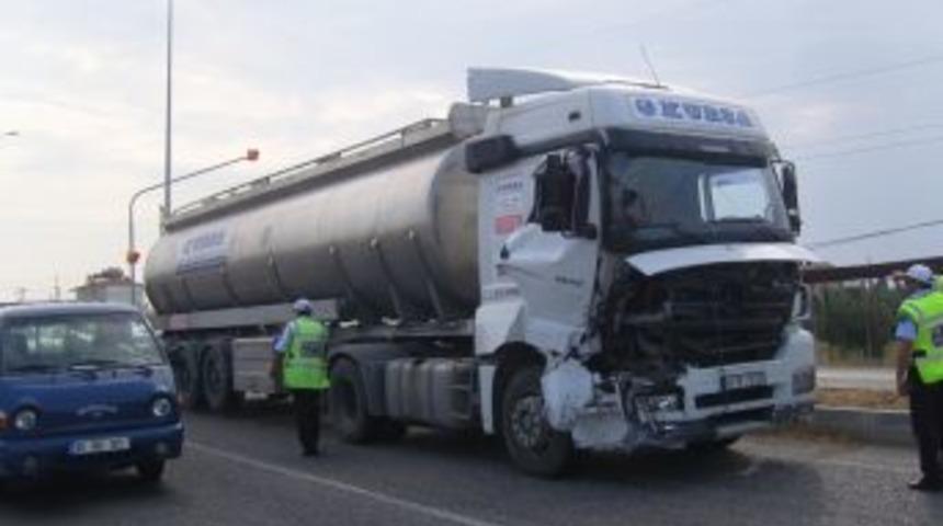 S&uuml;t Tankeri Trakt&ouml;re &Ccedil;arptı: Biri Ağır 3 Yaralı