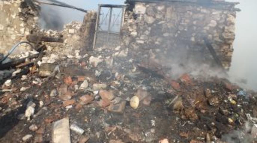 Dursunbey'de Akli Dengesi Bozuk Bir Kişinin Evinde &Ccedil;ıkan Yangın 4 Evi K&uuml;l Etti