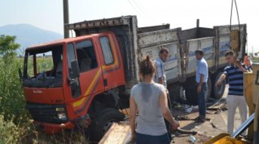 Manisa&rsquo;da Trafik Kazası: 1 &Ouml;l&uuml;, 2 Yaralı