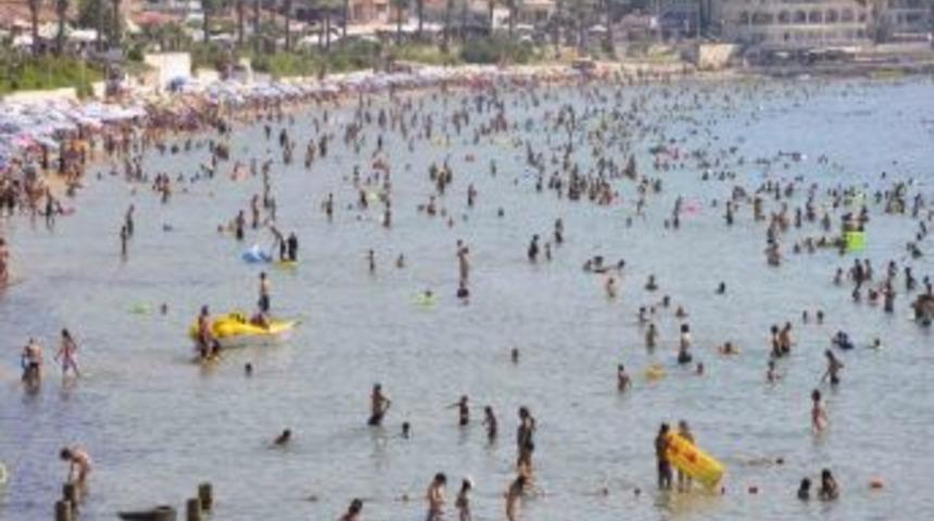 Kuşadası Plajlarında İnsan Seli