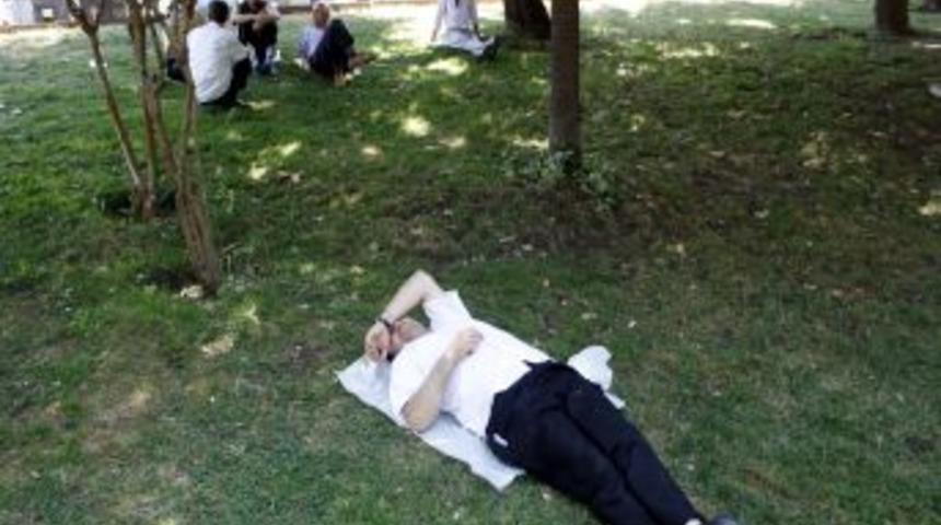 Sıcaklar 40 Dereceyi Buldu, Insanlar G&ouml;lgeye Koştu