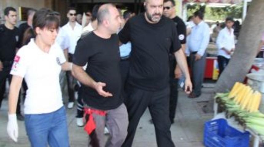 Adliye &Ouml;n&uuml;nde Bı&ccedil;aklı Kavga: 3 Yaralı