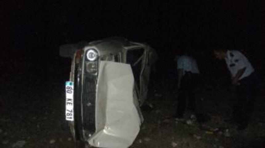 Ara&ccedil;ta Sıkışan S&uuml;r&uuml;c&uuml;ye Yardım Etmek İsterken Yaralandı