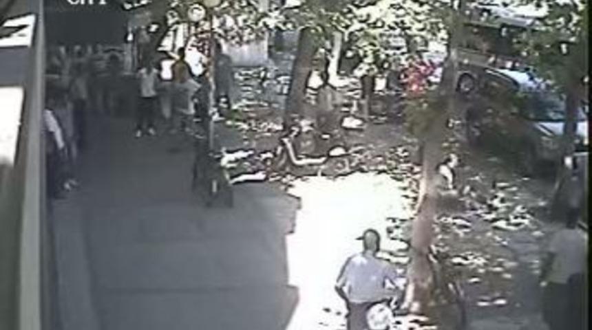 Aile Mahkemesi &Ouml;n&uuml;nde Boşanma Kavgası: 4 Yaralı