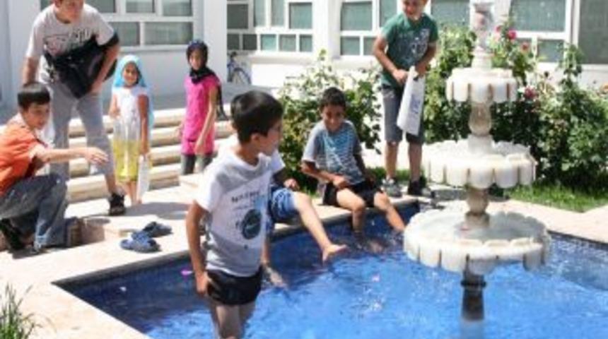 Sıcaktan Bunalan &Ccedil;ocuklar S&uuml;s Havuzlarında Serinliyor