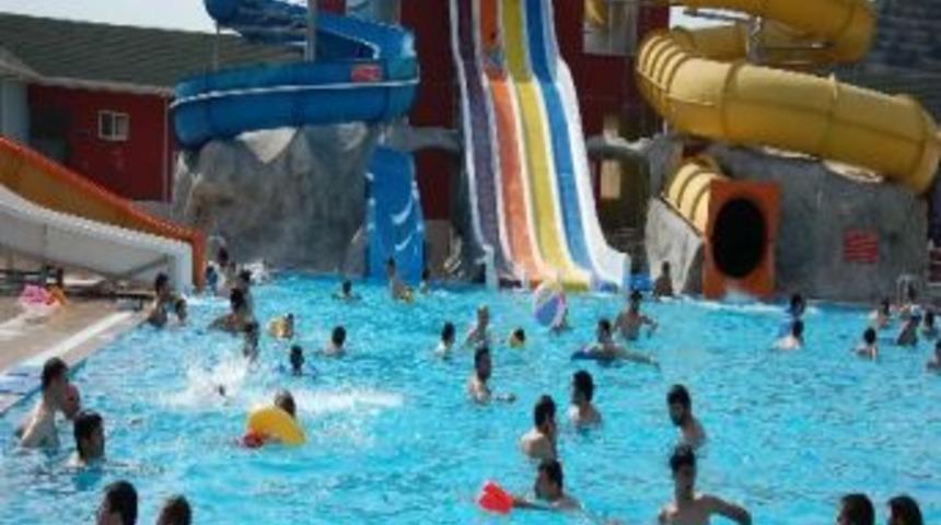 Simav&rsquo;da Kavurucu Yaz Sıcaklarından Bunalan Vatandaşlar Aqua Parktaki Termal Havuza Akın Ediyor