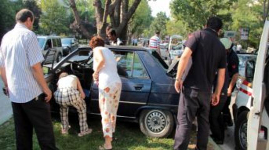 Turist Taşıyan Minib&uuml;s&uuml;n Freni Boşaldı: 4 Yaralı