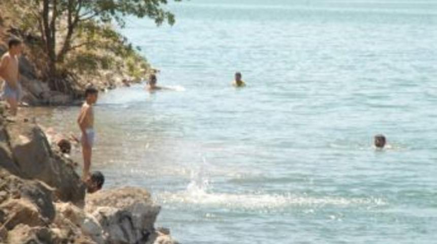 Sıcaktan Bunalan Siverekliler Fırat Nehri'ne Akın Etti