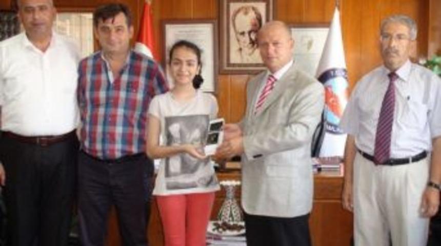 Sbs T&uuml;rkiye Sekizincisi G&uuml;lden &Ouml;nder'e Kaymakam &Ccedil;orumluoğlu'ndan Cep Telefonu