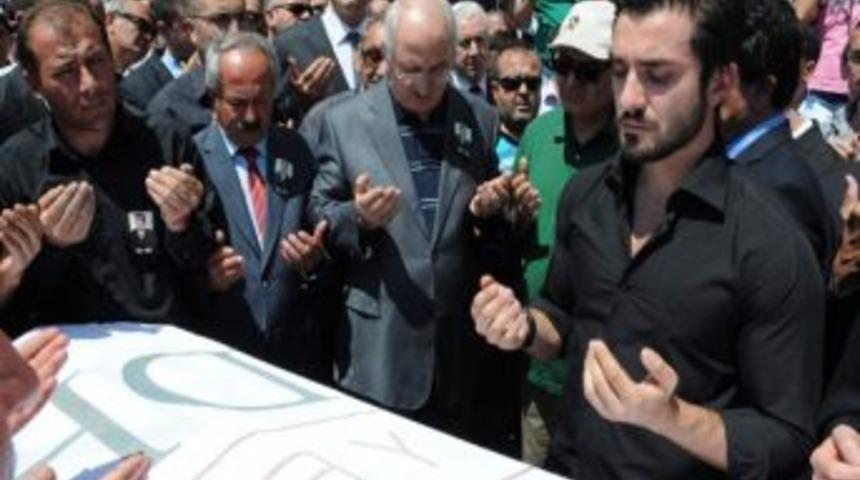 Murat Zeren İ&ccedil;in Belediye &Ouml;n&uuml;nde T&ouml;ren D&uuml;zenlendi