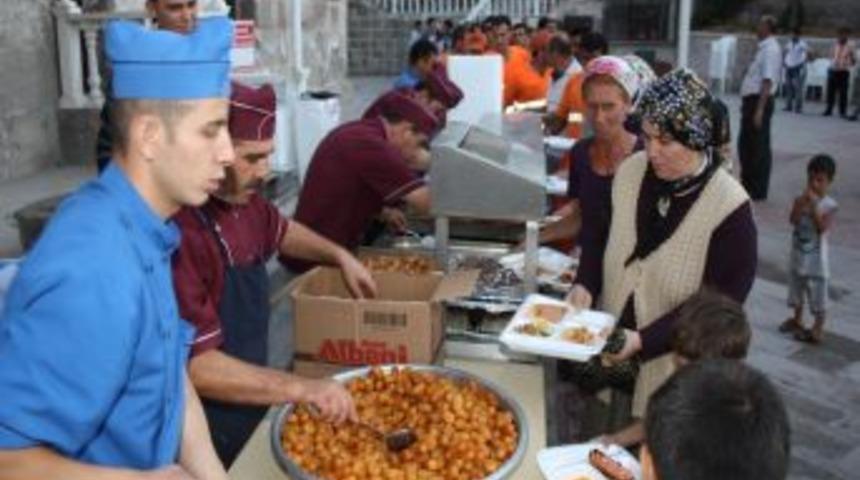 700 Kişiye Iftar Verecek Hayırseverler Bekleniyor