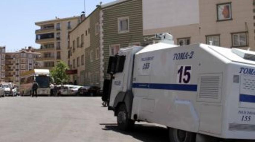 Ter&ouml;r &Ouml;rg&uuml;t&uuml;n&uuml;n Kana Bulamak Istediği Yasadışı Mitinge Izin Yok