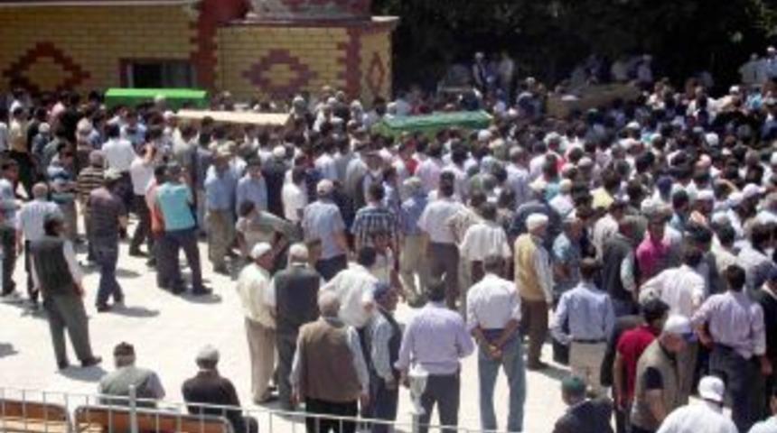 Trafik Kazasında Hayatını Kaybedenlerin Cenazeleri Toprağa Verildi
