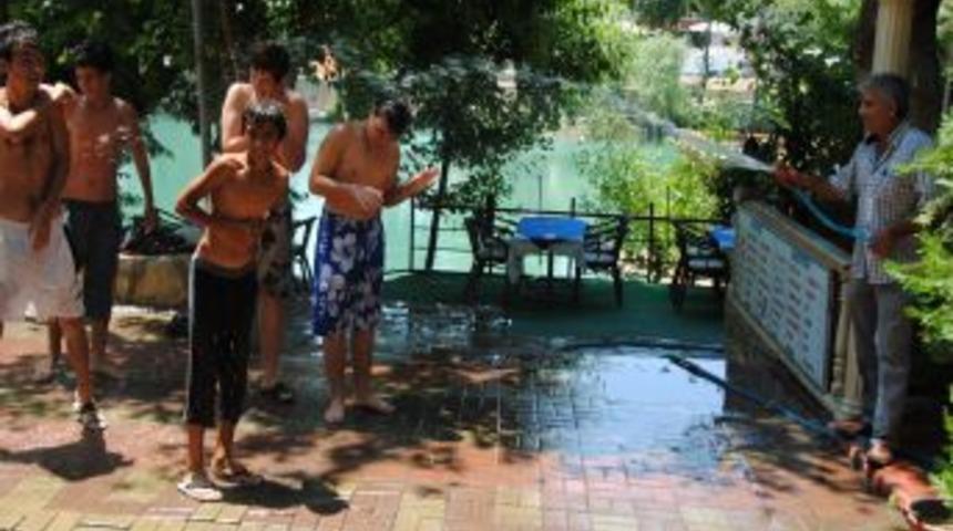 Gen&ccedil;lerden Serinlemek I&ccedil;in Manavgat Irmağı'na Tehlikeli Atlayışlar