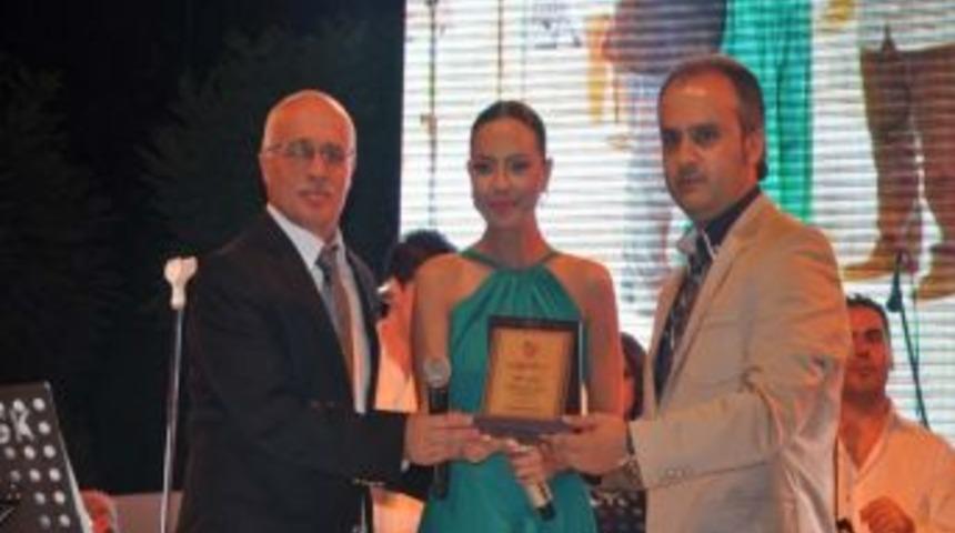 Ebru G&uuml;ndeş'e Salıncak Hediye Ettiler