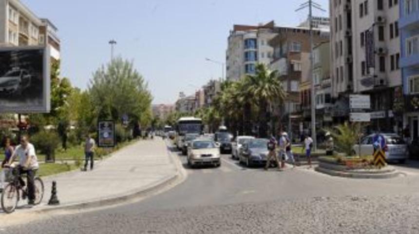 &Ccedil;anakkale&rsquo;de Feribot Iskelesinde Ara&ccedil; Kuyruğu Oluştu