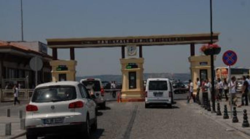 &Ccedil;anakkale'de Feribot Kuyruğu Trafiği Kilitledi