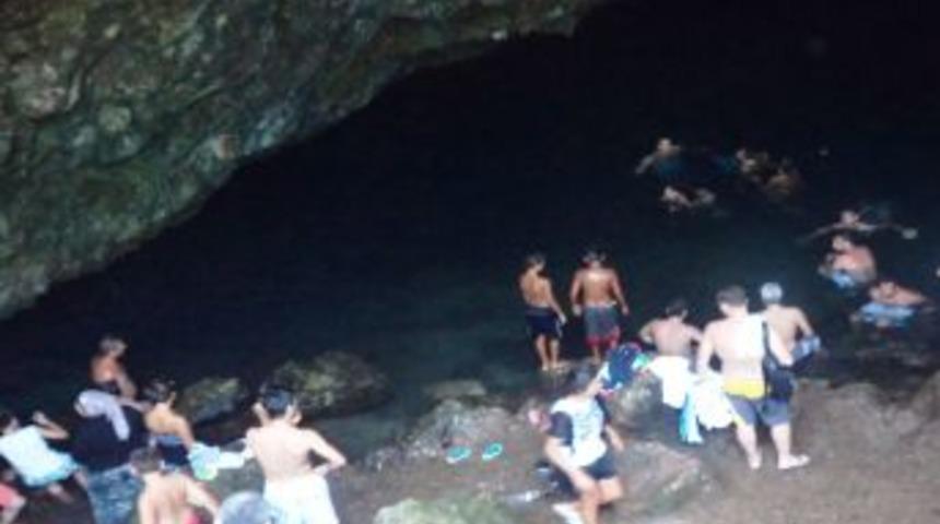 Sıcaktan Bunalan, Zeus Mağarası'na Giriyor