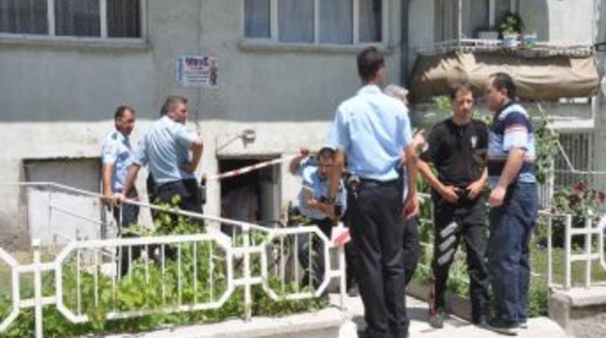 Apartman Bek&ccedil;isi &Ouml;l&uuml; Bulundu