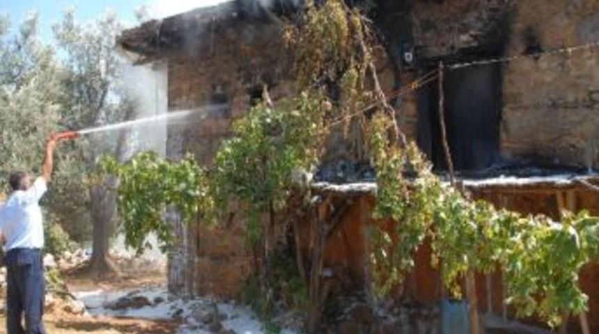 Elektrik Kontağından &Ccedil;ıkan Yangın Evi K&uuml;le D&ouml;nd&uuml;rd&uuml;