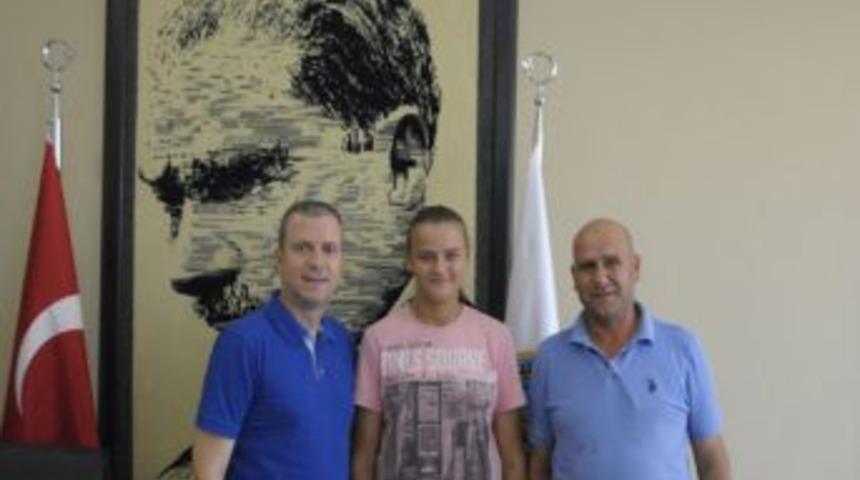 Başkan İşbilen T&uuml;rkiye 3&rsquo;&uuml;nc&uuml;s&uuml; Tekvandocuyu &Ouml;d&uuml;llendirdi