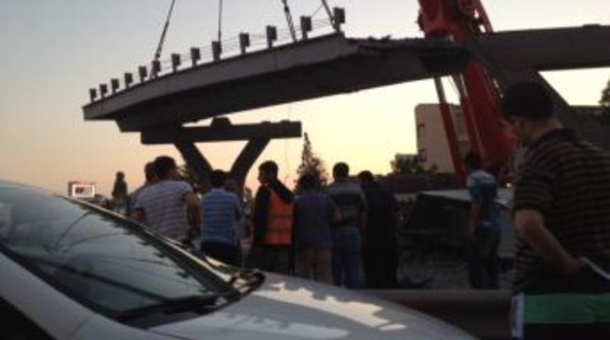 Avcılar'da Metrob&uuml;s K&ouml;pr&uuml;s&uuml;n&uuml;n &Ccedil;&ouml;kme Anı Kamerada