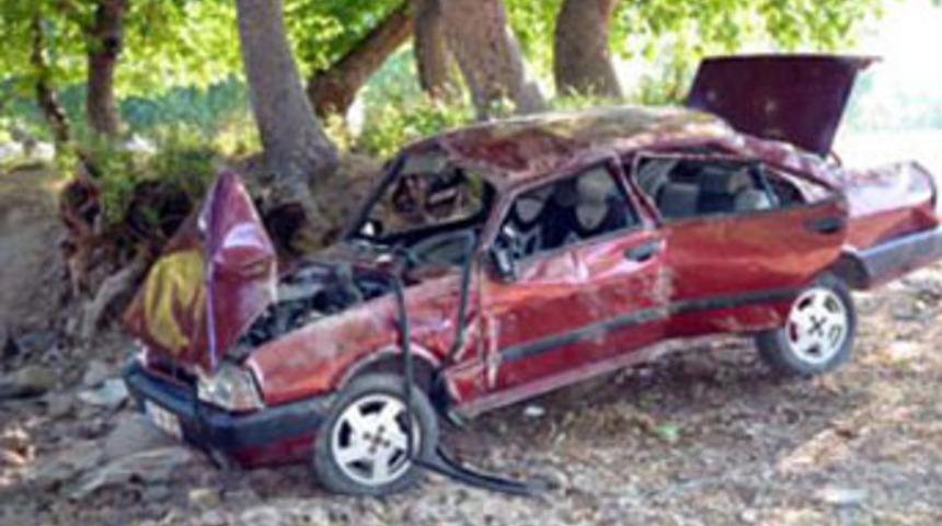 Nişanlı &ccedil;ifti kaza ayırdı