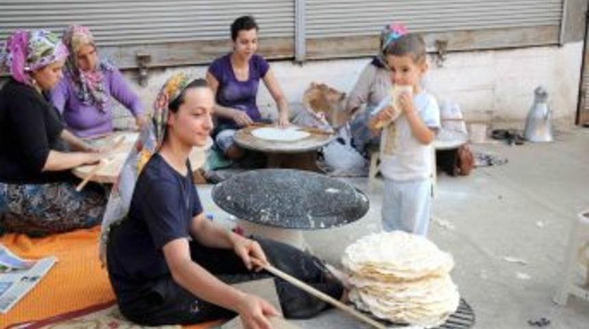 Sokakta Yufka Açan Sel Mağduru Kadınlar, Ramazan'ı Dört Gözle Bekliyor