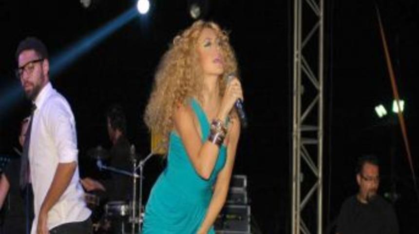 Hadise, Karasulu Hayranlarıyla Buluştu