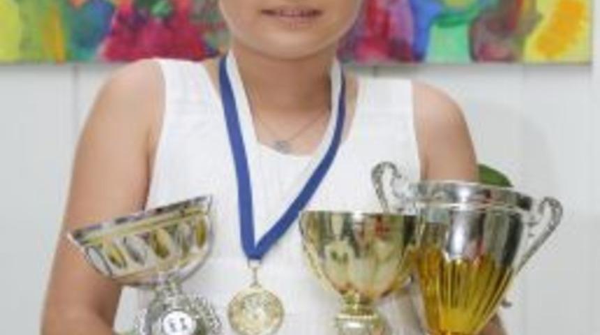 Satran&ccedil; Ustası Minik Defne&rsquo;nin Hedefi Judit Poglar Gibi Grand Master Olmak