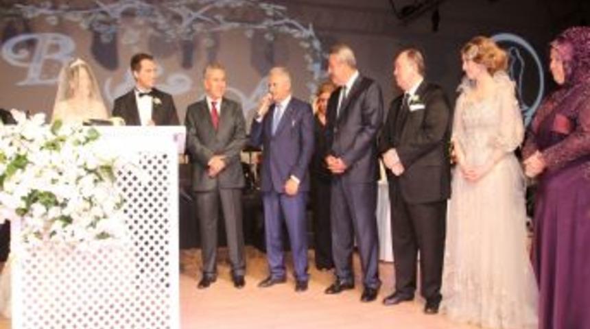 Arın&ccedil;, K&uuml;&ccedil;&uuml;kbay'ın Oğlunun Nikah T&ouml;renine Katıldı