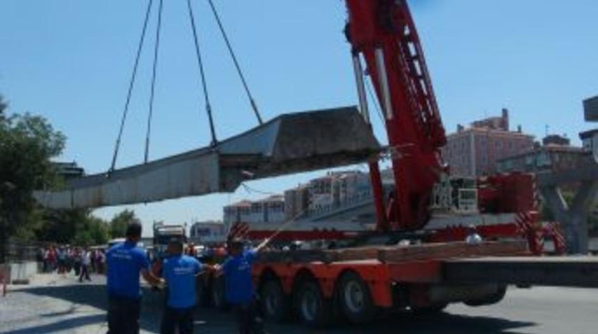 Yıkılan Metrob&uuml;s Durağının Enkazı Kaldırılıyor