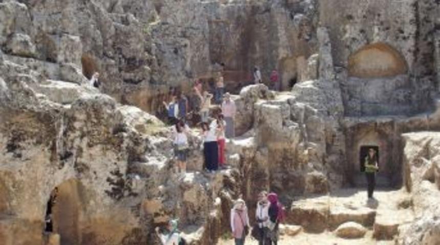 Gen&ccedil; Seyyahlar Tatilin Keyfini &Ccedil;ıkarıyor