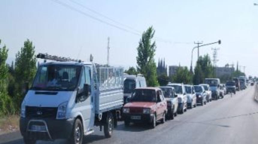 Yol Yapım &Ccedil;alışmaları Trafiği Kilitledi