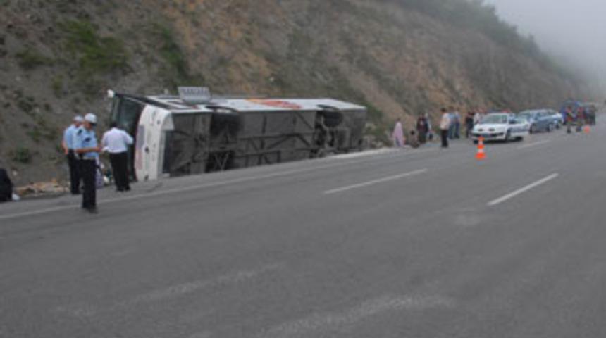 Yolcu otob&uuml;s&uuml; devrildi; 21 yaralı