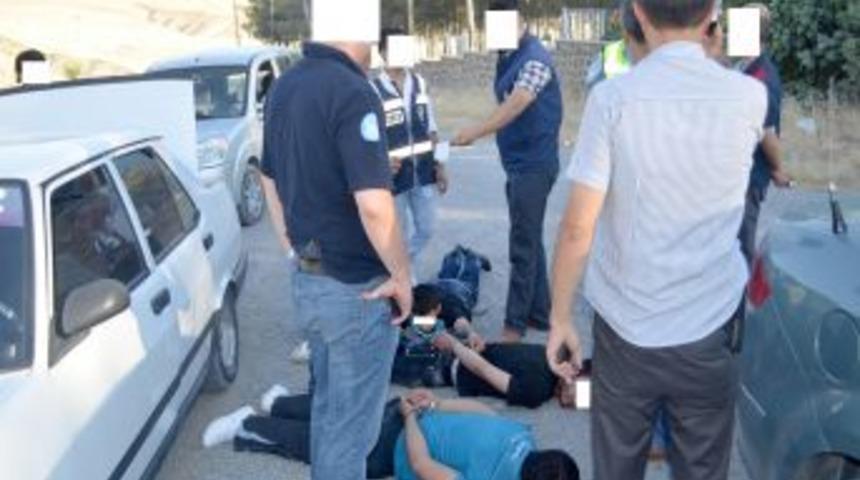 Uyuşturucu Nakli Yapan Şahıslar Polisten Ka&ccedil;amadı