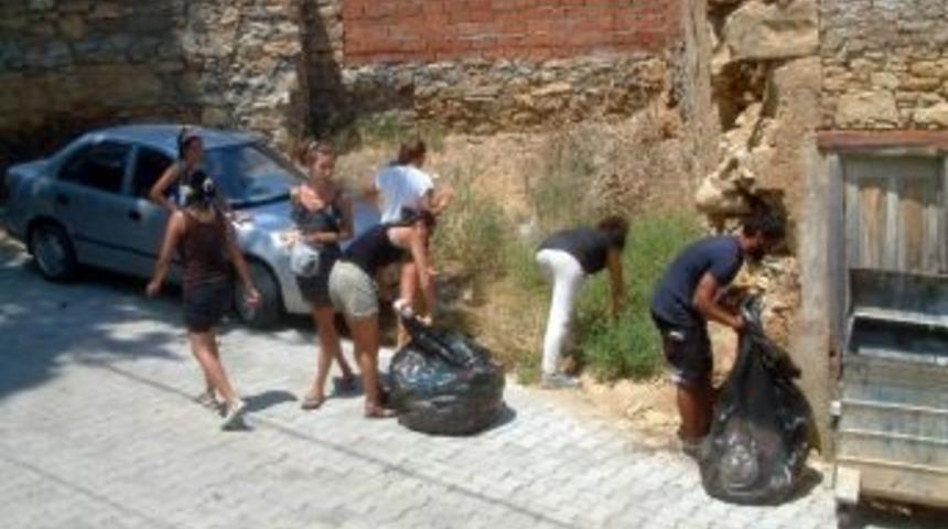 Burhaniye&rsquo;de Yabancı Gen&ccedil;ler K&ouml;y Sokaklarını Temizledi