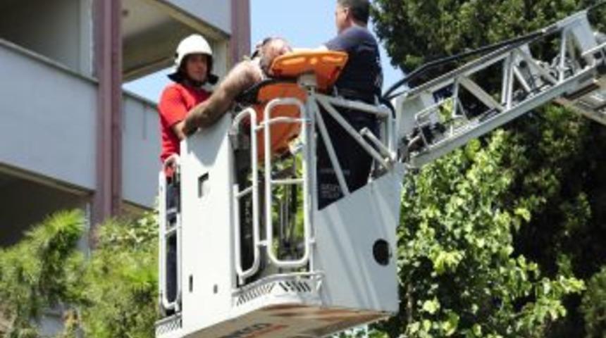 Eski Adliye Binasında &Ccedil;&ouml;ken Duvarın Altında Kalan Iş&ccedil;i Yaralandı