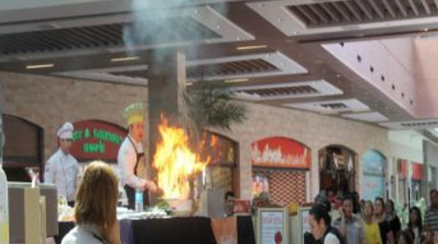 AVM'de Oktay Usta Izdihamı