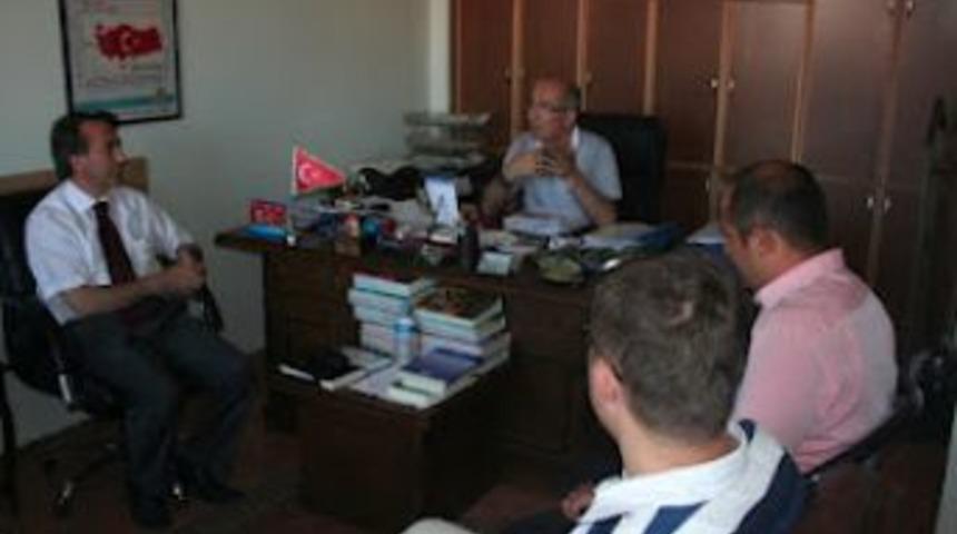 Yazar'dan T&uuml;rk-Eğitim Sen'e ziyaret