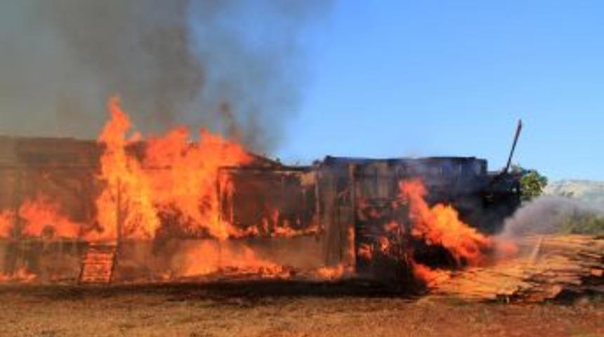 Elektrik Tellerinin Sebep Olduğu Yangında Hızar At&ouml;lyesi Yandı