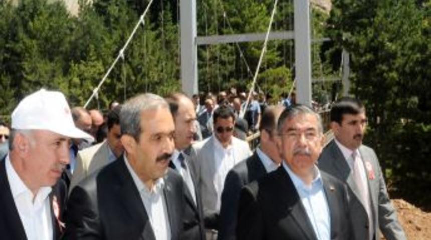 Bakan Yılmaz&rsquo;dan Gazetecilere: Bu Tabloda Ne Yazıyor?